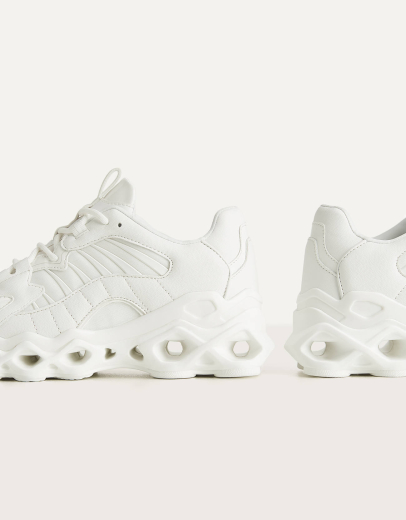 Sneaker mit Öffnungen in der Sohle